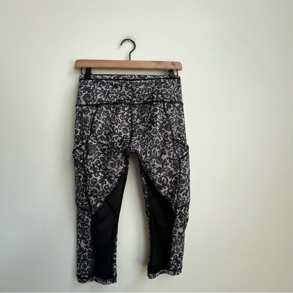 Lululemon Outrun 17" Crop Mini Cinder Lace White Black / Black Size 4 Coquette - Picture 10 of 15